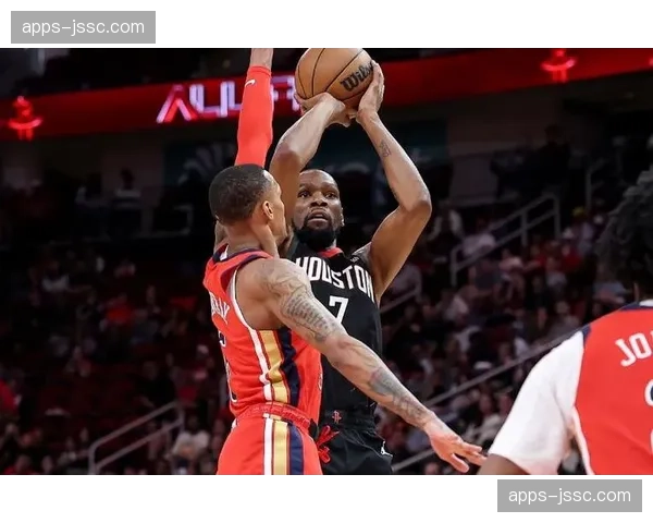 杜兰特压哨进攻被吹空气犯规，火箭获两罚引赛后尺度质疑