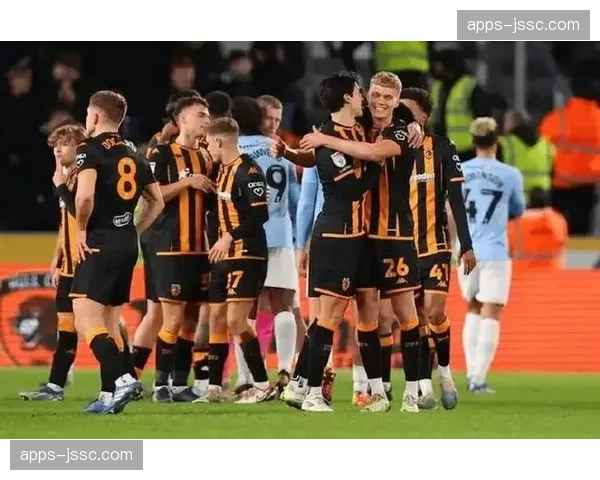 雷克瑟姆对阵考文垂犯规18次，体能下降后防守动作变形